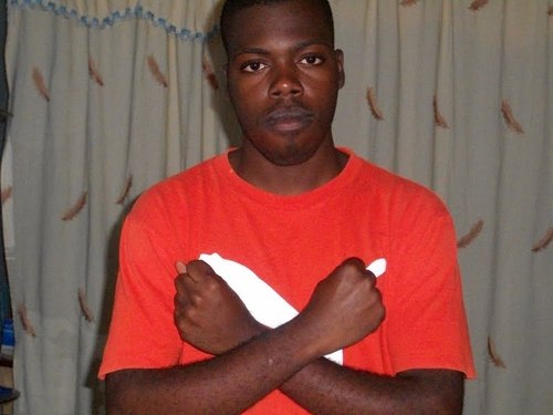 Sou Angolano nasci em luanda em 1990 no bairro marçal