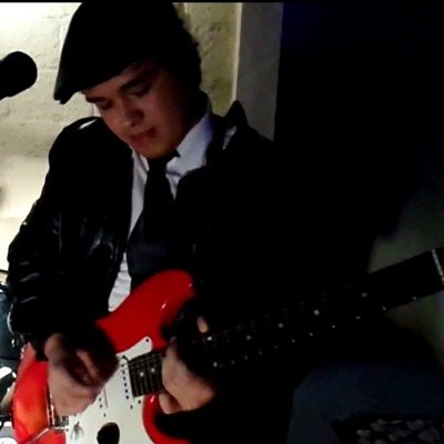 privado, de pocas palabras seguidor del rock y no cualquiera puede interactuar conmigo