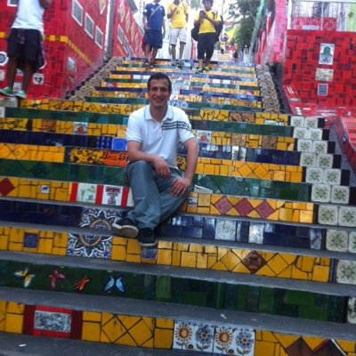 kitap, küçük harf, yemek, spor, etimoloji, sosyoloji, türkü ve türk'e dair ne varsa sever. kıymet'in evdeşi, ülkü asya ve ali timur'un babası, urfalı