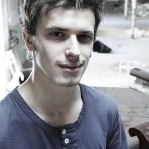 Escritor, poeta y dramaturgo. Narrador de lo cotidiano, traigo en mi valija poemas sin escribir y cuentos sin narrar. Interprete del espíritu.