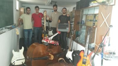 Grupo de jazz/blues/rock malagueño nacido en 2013.Desde lo instrumental a lo vocal con la improvisación y el swing como protagonistas.Cueto-Gómez-Ternero-Aranda