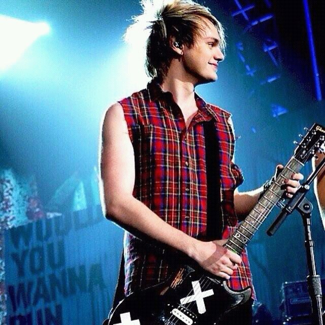 Follow @RocioOrozco_ :D FREE FOLLOW ~ I really want to have sex with Michael Clifford ~
