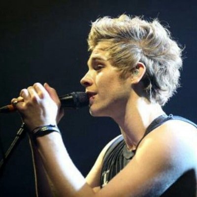 so this guy luke hemmings is kinda my life ❤️/:  
i love 5SOS!!!   
0/4 follow me ):