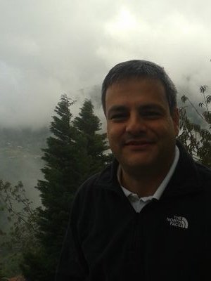 Católico, padre de familia, abogado Civilista. Especialista en materia inmobiliaria y sucesiones. Caraqueño y caraquista.