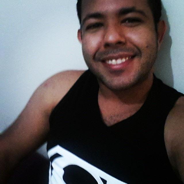 Definições não são para mim, vivo mais de essência que de aparência. Vivo mais do que sonho e busco sempre meu melhor, mesmo que não exista.