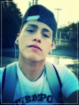 Me llamo Cesar Felipe :)
Tengo 17 Años 
Soy de Colina,Santiago
Felizmente pololiando♡