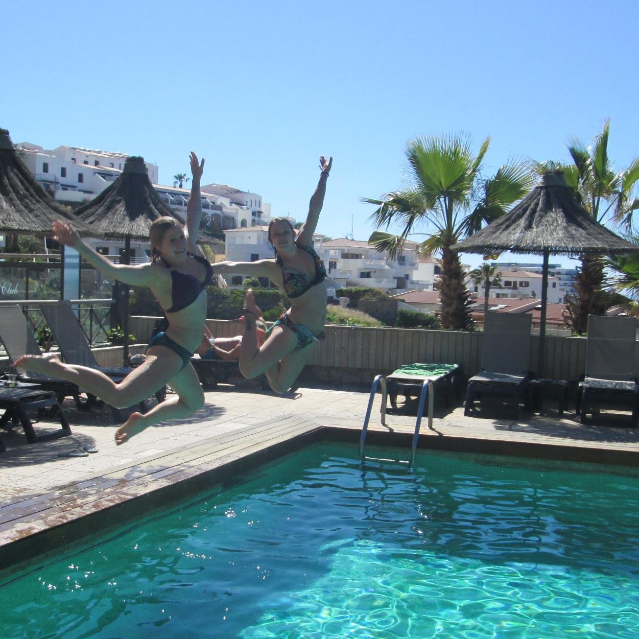 Chickenandbread's profile picture. Known for my love of Gin, Cake, 'proper' chocolate and competitions 🍸🍰🍫🎉