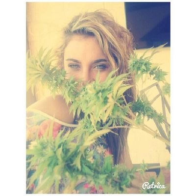 No te compares con nadie ten la cabeza muy alta porque no eres ni mejor ni peor que los demas simplemente eres tu y eso nadie lo supera (y) jaayy
