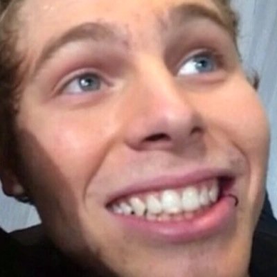 aye could you follow @TWERKIINGLUKE please or rt the rt thatd be cool too ilysm i hope your fav bangs you