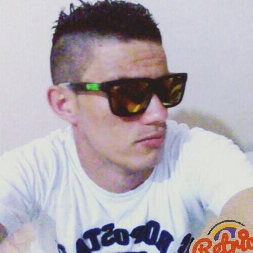“A melhor maneira de ser feliz com alguém, é aprender a ser feliz sozinho. Dai a companhia será questão de escolha e não de necessidade.”