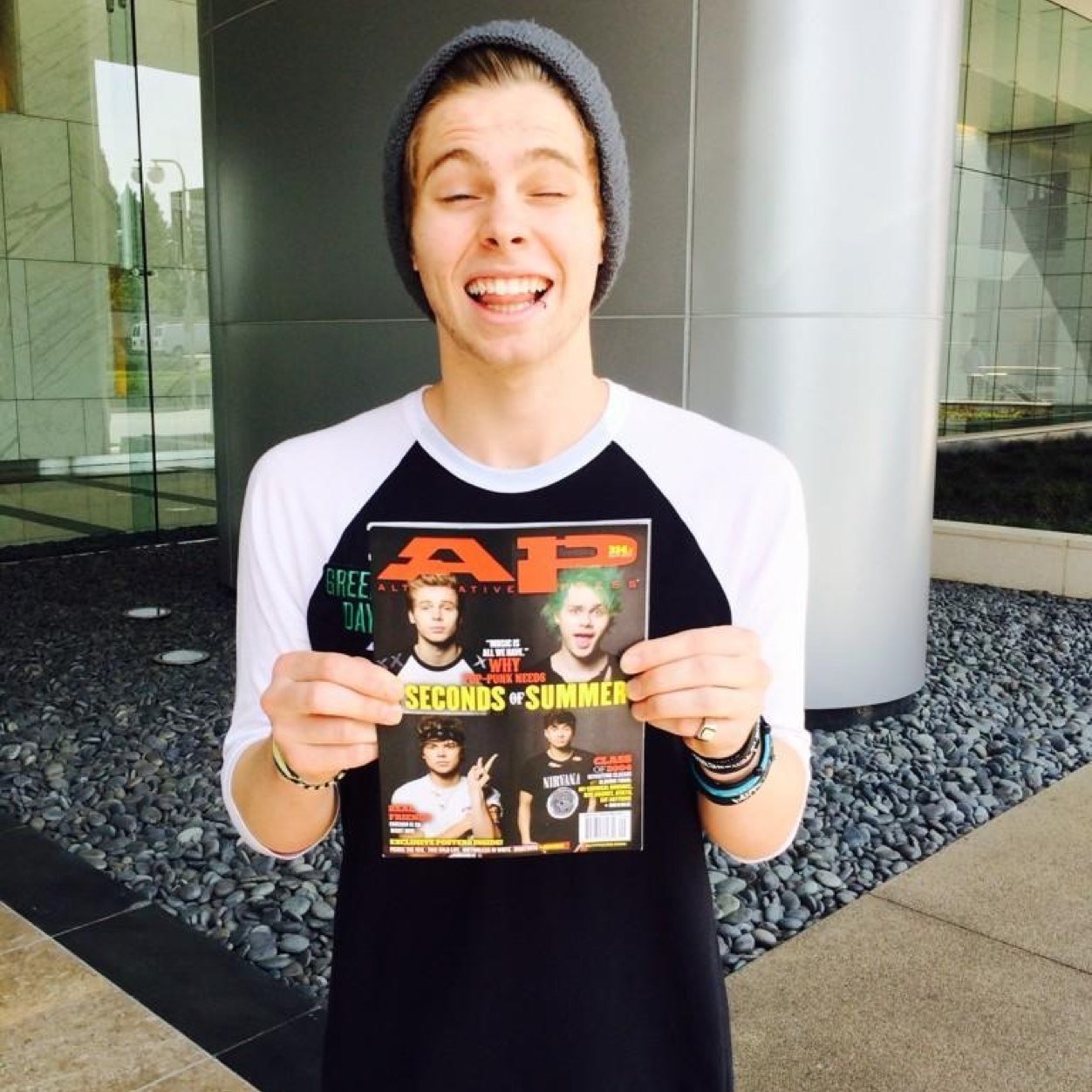 Hey! Go follow @5soscynthia bc she gave you a free follow :) if you happen to already follow then thank you and i love you!! :)