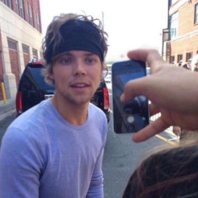 please rt the link below for @drunkafirwin :) my friend really wants a michael follow and she is starting to give up.