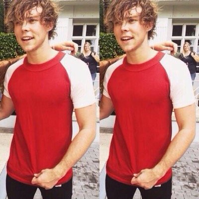 GO FOLLOW @caloms5SOS BC HES DOING GAIN TWEETS AND GIVING AN MICHAEL/4 ACC TURN HIS NOTIFCS ON