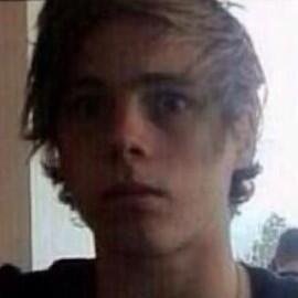 aye could you follow @TWERKIINGLUKE and rt the rt please? tysm ily and hope your fav fucks you