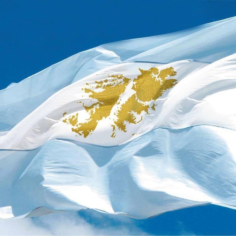 La primera receta para educar al pueblo es hacerlo entrar en Revolución.Enséñenle,primero que nada,a conquistar sus derechos. El Che.
 Soy Docente,Realizador.