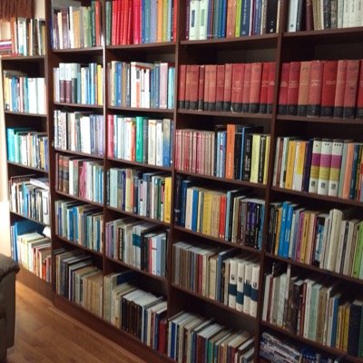 Litigo en Derecho Administrativo,Tributario y Constitucional. Admiro la literatura, la musica barroca, la pintura hasta 1955 y la historia del Ecuador