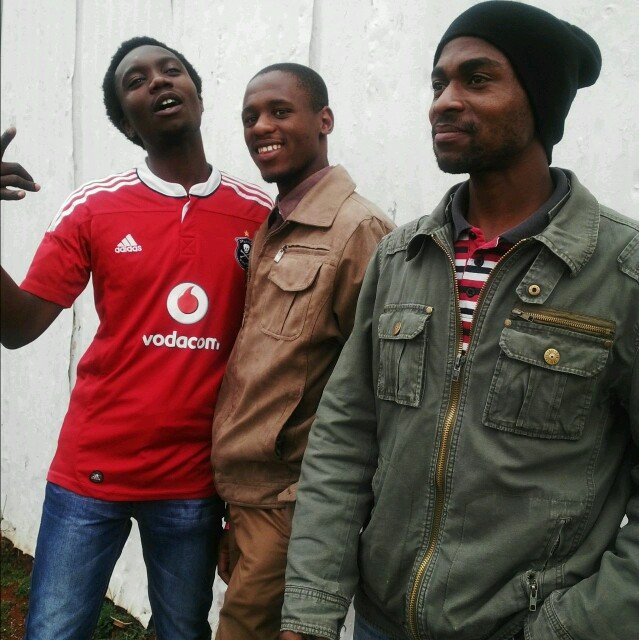 Hip hop group based in Soweto, made up of @Mbulelo_Ntsha, @Enavity and @JDot_SA. Looking to make it big in the industry.| Bookings - thobi.lize@gmail.com