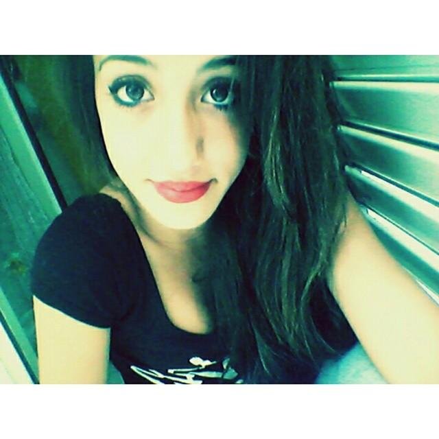 17. Vaga pero vaga de verdad. Cantante en mi tiempo libre. Futura psicologa. Bachillerato me esta matando. Quiero un gato.