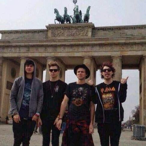 Deutscher Acc für das 5sos Konzert in Berlin am 16.05.2015 | Wenn ihr fragen habt schreibt uns an! | Planen Fanaktionen | Versuchen täglich zu Updaten ♥