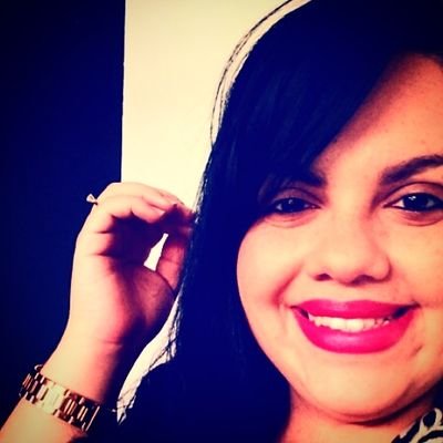 Pernambucana,Paraibana de coração,Capricorniana,22 anos,Empresária, Técnica em Enfermagem,Nordestina de falar cantando e dizer Oxenti ,apaixonada por maquiagem,