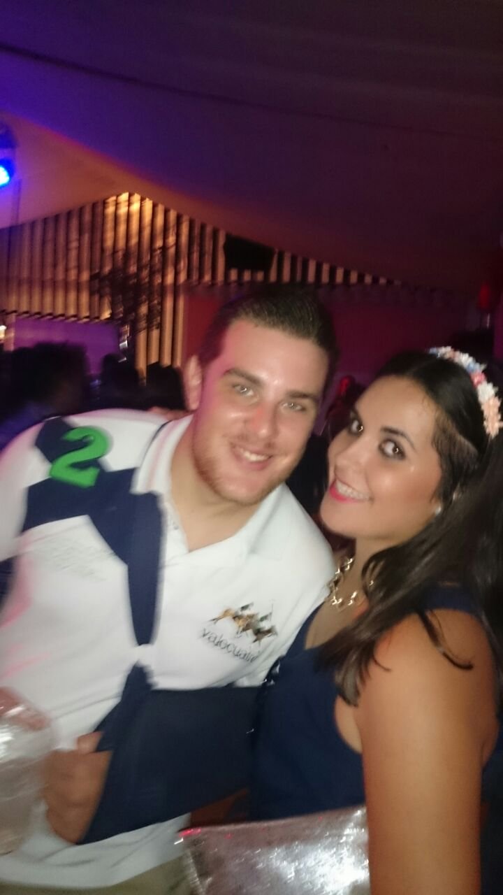 soñadora de la vida, enamorada de los sueños y amante de las locuras y de la fiestaa, sobre todo enamorada d EL!! :):)
