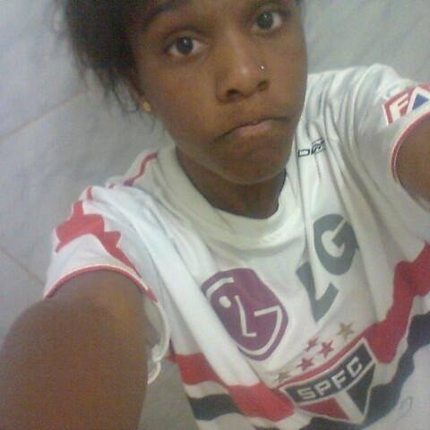 Ela é de fase, toda bipolar. Cheia de marra, durona por fora e coração mole por dentro. Toda inocente, toda estressada e toda apaixonada.
