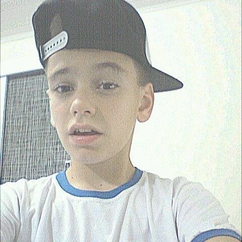 “Pra mim as sete maravilhas do mundo são: seu cheiro, seu sorriso, seus olhos, sua voz, sua risada, suas manias e você.”.