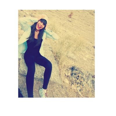 -Nunca dejes de sonreír porque no sabes quién se puede enamorar de tu sonrisa. 
Dejarse llevar suena demasiado bien , Andaluza , Baeza (Jaén)