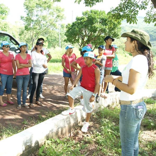 Mujer trabajando, no hay vida sin Cristo, la divina unión con Él es la meta. Defensa de la vida y a favor de erradicar la violencia #Provida