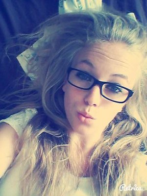 16 ans blonde au yeux bleu , facebook:Camille Maillard, snap :camillem_15 ,ajouter :) !!