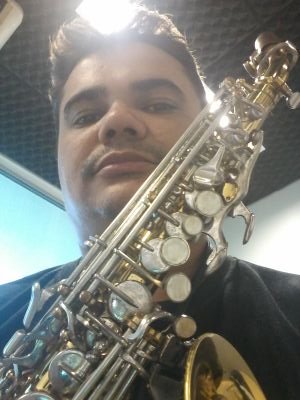 Sou músico a 14 anos,toco saxofone,atualmente faço free lance e busco contatos profissionais e amizades.
