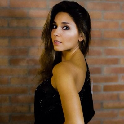 Periodista, colombiana. Aficionada a los toros, el fútbol y los caballos. De papá torero, mamá periodista y hermanos ganadero y futbolista.