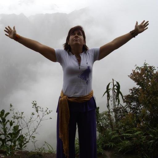 Estudiosa da linha xamânica, medicinas naturais, ervas e buscando uma vida mais saudável.
