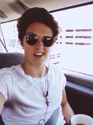 'hi i'm brad from the vamps and we are in a hotel in london as you can see'