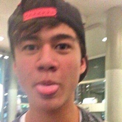 follow @KISSABLECASHTON please and rt the link PLEASE PLEASE PLEASE