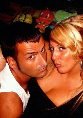 soñadora, amiga de mis amig@s, feliz de la vida, me encanta mi trabajo y sobretodo amo a mi familia y a la persona con la qu con vivo...