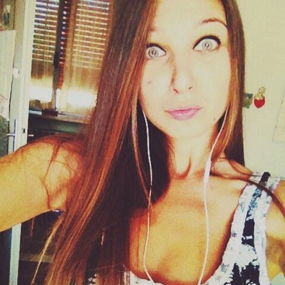 Bisogna saper ridere di se stessi. Dopo che sei inciampata e caduta davanti a tutti, devi essere la prima a ridere. Così ci si ama un po' di più! ;)