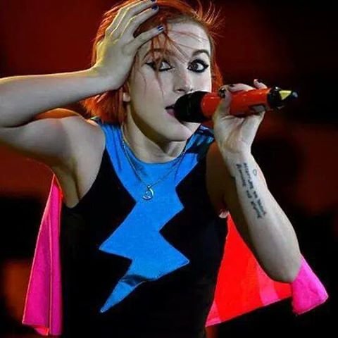 Parawhore!♥ mis idolos @yelyahwilliams, @schzimmydeanie, & @itstayloryall! I love Paramore♥ I love @onedirection
