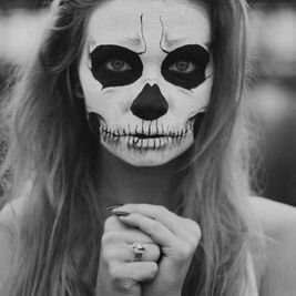 Los gritos de un suicida son silenciosos. Pero puedes verlos a veces en sus muñecas, a veces en sus profundas ojeras.