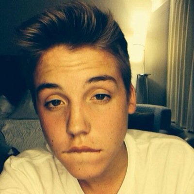 @theespinosahood just gave you a free follow so follow her back please? :)