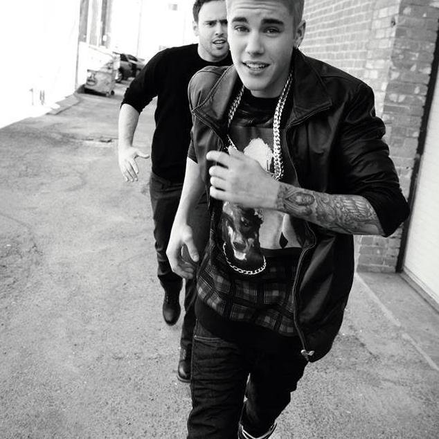 ∞vote ! #EMABiggestFansJustinBieber♛