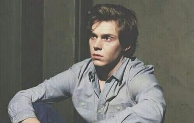 New fan acount// follow// post pics of evan peters and American horror story