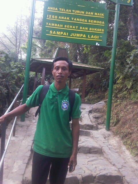 ingin mencri tmn sebnyak mungkin,lucu,humoris and suka bercanda !!
invit aja yg pengen knl.
74D001D6