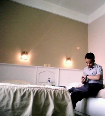 Hidup itu indah jika kita selalu berpikir positive dan akan menjadi pintar, karna kebodohan hakikatnya mati meskipun dia hidup.