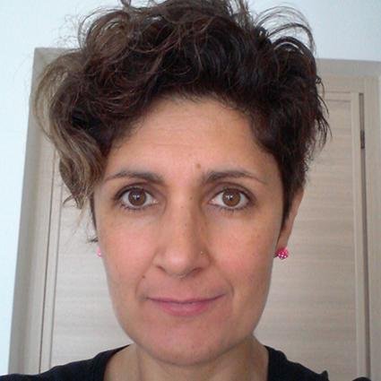 Graphic designer, creativa, ceramista raku e disegnatrice di gioielli