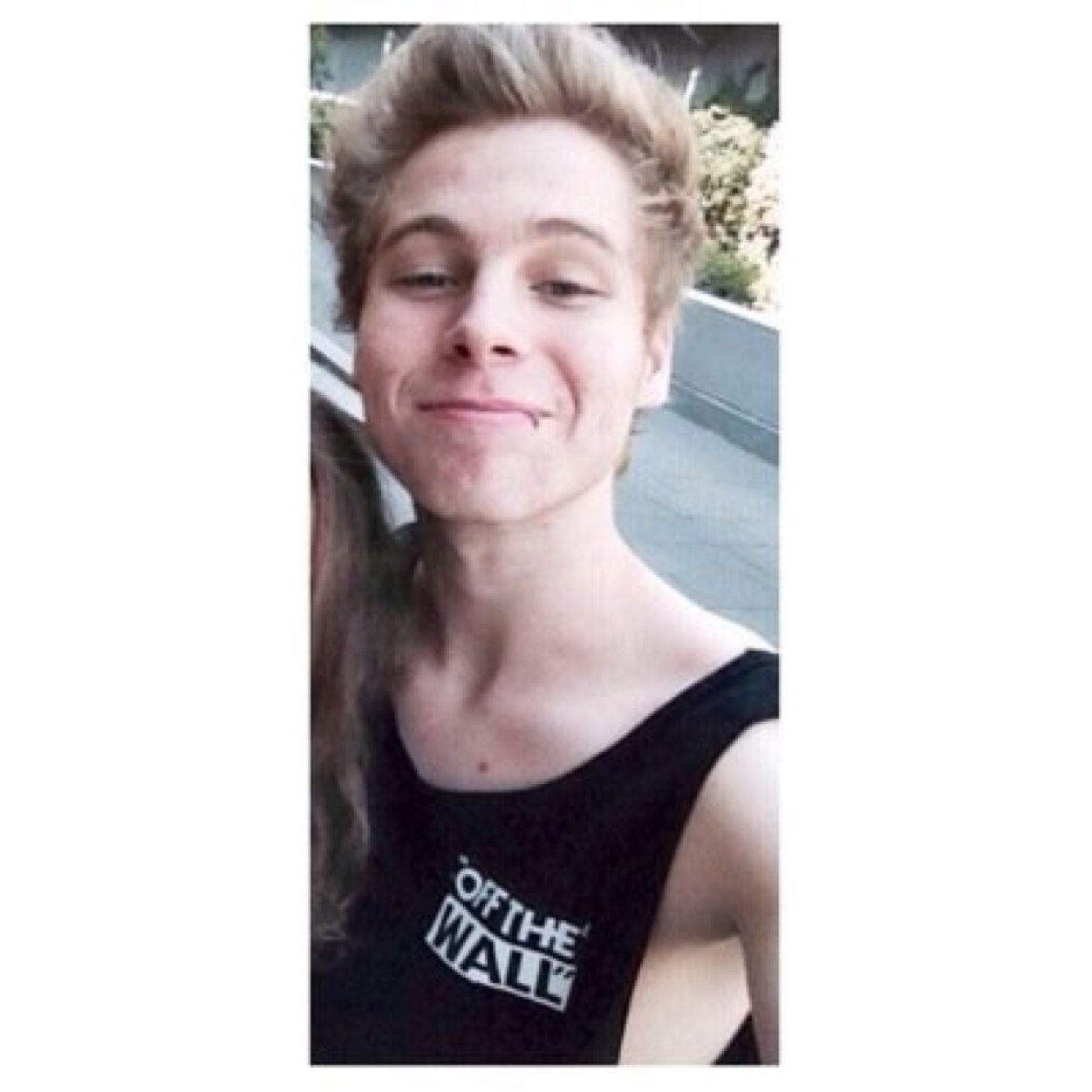 FOLLOW @bemydylan BECAUSE SHE GAVE THIS FREE FOLLOW AND SHE FOLLOWS BACK (I DONT UNFOLLOW)
