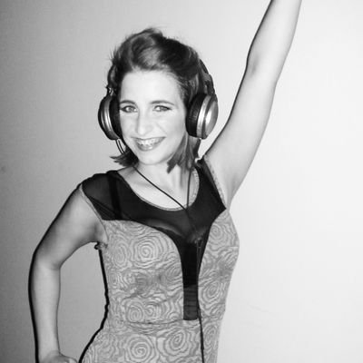 Programa de radio que disfrutas por Miranda 100.1FM, de 8:00pm a 10:00 pm. Conducido por Karina Isabel.