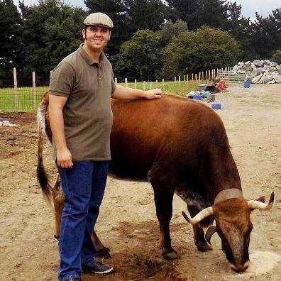 Madrileño con raíces alcarreñas. Aficionado a los Toros. De Campo. Flamenco y Copla.Técnico Forestal y vitivinícola.