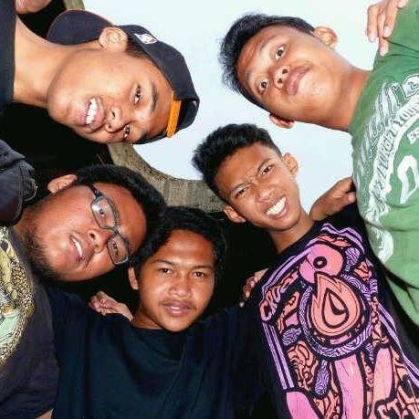 Welcome to account twiiter GOOD ROOTS | line up : Ikhsan(vocalscream),Rifqi(guitar 1),Rully(guitar 2),Deni(bass),Aji(drummer) | for booking: 089673319256(Rifqi)