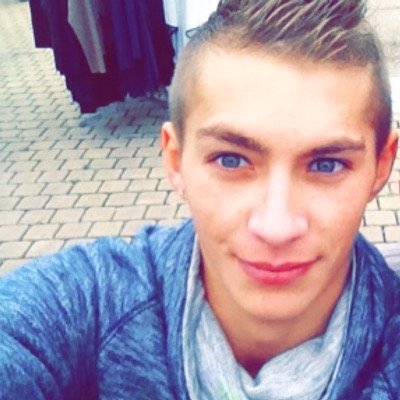 C'est bien d'être un homme a succès 
Mais c'est mieux d'être un homme d'honneur